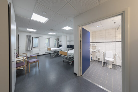 Privathospitalet Aleris har fået installeret døgnrytmelys på sengeafsnittet og i gangarealer, som styres af True Presence-sensorer. Foto: Finn Brøndum og Wexøe.